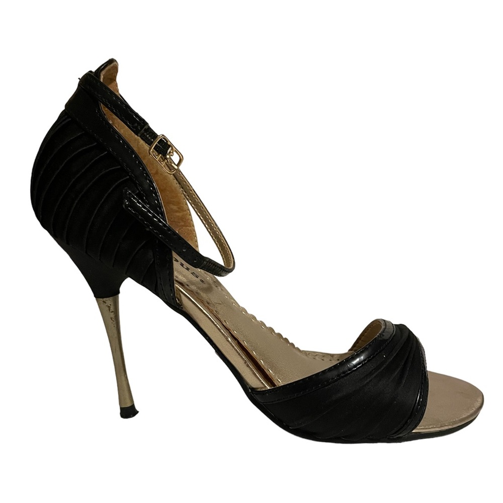 Delicious black and gold shoes. Size 6. Heels are 4 inches tall. Worn once
